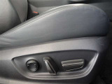 パワーシート搭載。微妙な調整が手軽にでき、ピッタリのポジションで運転することが可能です。