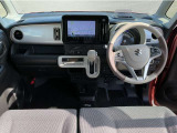 ドライバーを包み込むように、ディスプレーやスイッチ、コンソールを配置。座った瞬間から運転への期待が!空間そのものの心地よさにこだわっています。
