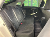 後部座席も気になるようなキズ・汚れやへたり等、大きなダメージはなく、良好な状態です。
