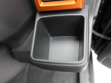 カップホルダーは運転席や助手席からちょうど手の届く位置です!!