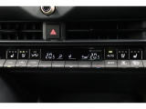 運転席と助手席、それぞれ温度調節ができ、オールシーズン快適なオートエアコンとなっております!