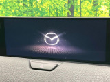 【12.3インチマツダコネクト】車内の雰囲気にマッチした大型ディスプレイ。スマホ接続でのナビ使用やBluetooth再生等、様々な機能が楽しめます。直感的なダイヤル操作が可能で、使い勝手も良好です。