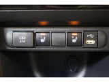 データ通信/給電用と、給電用のUSBポートが装備されています。車内にあると便利なアイテムのひとつですね。