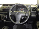 運転席まわりです。 各操作スイッチは使いやすい位置に配置されてます。