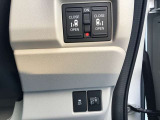 便利な両側電動スライドドア付です