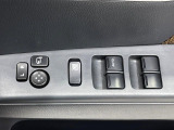 【電動格納ミラー】サイドミラーは電動格納式となっており、狭い駐車場でもキズがつくリスクを抑えられます。