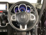 【ハンドル】運転にかかわる様々な操作を安全に行えるように視点移動が少なく操作性に配慮されたスイッチ類が凝縮されたコックピットです。