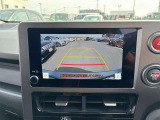 【バックモニター】後方の障害物や歩行者を確認できるバックモニター。狭い駐車場や混雑した場所でも安心して車を操作できます。