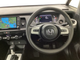 【ハンドル】運転にかかわる様々な操作を安全に行えるように視点移動が少なく操作性に配慮されたスイッチ類が凝縮されたコックピットです。