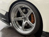 KUHLオリジナルホイールブランドVERZ-WHEELS KCV03を装着しております。サイズは21インチになっております。ガリ傷等もなく非常に綺麗に保たれております。
