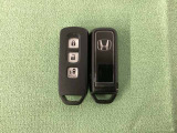 スマートキー付きですからドアロックの開閉およびエンジンスタートが楽々です。電動スライドドアの開け閉めもボタンで操作できます。スペアキーも同じものを用意しております。