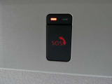 急病時や危険を感じた時、SOSコールスイッチを押すと専門のオペレータに繋がって、警察や消防への連携をサポートしてくれます。また、万が一の事故発生時には、エアバッグ展開と連動して自動通報します。