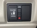 左側電動スライドドアは運転席からでも操作ができるように、ハンドル付近に開閉の操作スイッチが付いています。