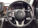 Hondaセンシング搭載ミリ波レーダーと単眼カメラで、クルマの前方の状況を認識。ブレーキやステアリングの制御技術と協調し、安心・快適な運転や事故回避を支援する先のシステムです