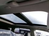 オプションの電動パノラミックガラスルーフが装備されています。快適装備の1つです。