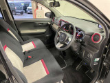 運転席は使用感などなく綺麗な状態です!匂いなど気になる方は是非ご来店ください!