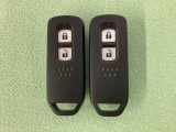 スマートキーを装備しています。鍵を差し込むことなくドアロックの開け閉めと、スタートボタン操作でのエンジンスタートができます。スペアキーも同じものを用意しております。