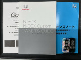スマートキーは鍵をバッグに入れたままでもドアロックの開閉やエンジンのON・OFFができます。夜間や雨の日も鍵を探さなくて良いので便利です。