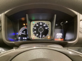 スピードメーターとタコメーターを大きく配した見やすいメーター部になっています。右側のインフォメーション画面でオドメーターや燃費などの情報を確認できます。
