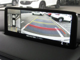 【360度ビューモニター】車両前後左右に備えた計4つのカメラを活用し、車両を上方から見下ろしたようなトップビューのほか、フロントビュー・リアビュー・サイドビューの映像を表示します。