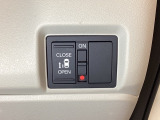 左側電動スライドドアは運転席からでも操作ができるように、ハンドル付近に開閉の操作スイッチが付いています。