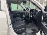 ドア開口部が広くシートはホールド性が良く長距離運転でも疲れにくいです!