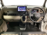 車内は光触媒抗菌消臭施工済です。インパネ周りはスタイリッシュなデザインで機能や装備も充実しています。グローブボックスやカップホルダーのほかにトレーなどたくさんの収納スペースが付いています。
