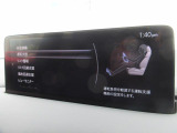 こちらのお車には先進安全装備が多数搭載されています。衝突被害を回避あるいは軽減するためのブレーキや、後方死角からの接近警報、車線逸脱を防止する警報装置など、詳しくはスタッフまでお尋ねください。