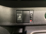左側電動スライドドアは運転席からでも操作ができるように、ハンドル付近に開閉の操作スイッチが付いています。