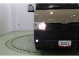 存在感のあるヘッドライトは暖色系で対向車にも優しい光のハロゲンです。周囲の明るさを感知して点灯・消灯するオートライト搭載。オートハイビームも搭載していますので面倒なヘッドライトの切替えは不要です。