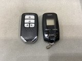 スマートキー付きですからドアロックの開閉およびエンジンスタートが楽々です。電動スライドドアの開け閉めもボタンで操作できます。加えて、リモコンエンジンスターター用の操作キー(社外品)もついています。