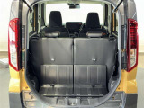 幅広いバックドア開口部と低い荷室フロア高で重い荷物もラクラク積めます!