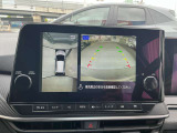 『アラウンドビューモニター』はスムーズな駐車と安全確認をサポートします。