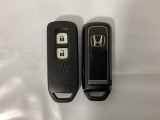スマートキーを装備しています。鍵を差し込むことなくドアロックの開け閉めと、スタートボタン操作でのエンジンスタートができます。スペアキーも同じものを用意しております。