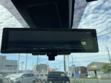 スマートルームミラー:車両後方のカメラ映像をミラー面に映し出すので、車内の状況や、天候などに影響されずいつでもクリアな後方視界が得られます。