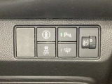 ハンドルの右側にはヘットライトリベライザーとHondaセンシング用のメインスイッチがついています。ヘッドライトリベライザーは道路状況や積荷の加重に応じてライトの高さを調節できます。