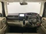 【前方視界】開放的な前方視界!運転がしやすく疲れにくいです♪窓が大きく、見通しがとっても良いおクルマですよ♪