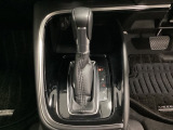 「e:HEV」は、モーター走行を中心にしながら電気エネルギーやエンジン動力を最も効率よく使い分けることができる賢いハイブリッドシステムです。サイドブレーキはスイッチ操作の電子制御パーキングブレーキです