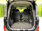 ラゲッジルームは、大容量のスペースを確保。普段のお買い物からレジャーまで、幅広く活躍してくれます!また、リアシートを倒すことでバリエーション豊かにお使いいただけます。