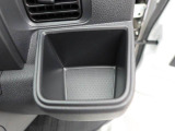 カップホルダーは運転席や助手席からちょうど手の届く位置です!!