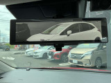リアについているカメラを通してルームミラーに映し出すことによって後席に大きな荷物があっても後方確認ができます