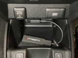 アクセサリーソケットはUSBのアダプターなどをつければ、スマホの充電にも使えます。周辺には物が置けるトレーがついています。