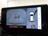 パノラミックビューモニター付きです。車両を上から見たような映像をディスプレイオーディオ画面に表示。運転席からの目視だけでは見にくい、車両周辺の状況をリアルタイムでしっかり確認できます。