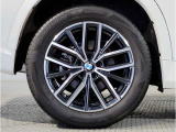 BMWの純正アロイホイールは軽量かつ強度にも優れているホイールで走行性能を引き上げる設計になっております。足元にもBMWは妥協がなくこだわっている個所になります。