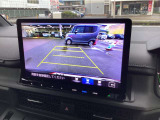 【バックカメラ】運転が苦手な方も車庫入れラクラクです!ギアをリバースに入れれば自動的に切り換わりますので、面倒な操作は不要です♪狭い駐車場もお車を傷つけず安心ですね!