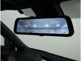 デジタルインナーミラー装備!車両後方のカメラの映像をデジタル補正で視認性を向上させてインナーミラー内に表示します♪視界を遮るものがなく、後席に同乗者がいても後方を確認しやすく安心です♪