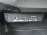 高出力な3.0A/2.4A対応の急速USB充電ポートを前席・後席に標準装備しております。