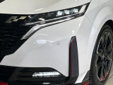 【LEDヘッドライト】悪天候や夜間走行時も良好な視界を確保し安心して運転できる高輝度LEDヘッドライトを装備!点灯速度が早く、消費電力も抑えられています。