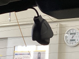 後方にもドライブレコーダーのカメラが付いています。前後両方でお車の周りを監視・記録いたします。