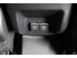 後部席へ乗車して携帯電話などを充電する時に前から配線を伸ばすとごちゃごちゃして邪魔になりがちですよね。そんな煩わしさを解消する後席側USBポート☆